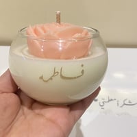 شمعة زجاجية مع وردة