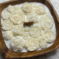 شمعة قالب خشبي مربع مزين بالورد