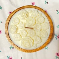 شمعة قالب خشبي دائري مزين بالورد