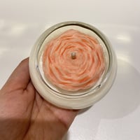 شمعة زجاجية مع وردة