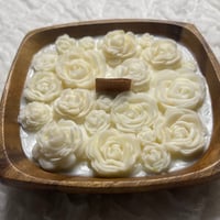 شمعة قالب خشبي مربع مزين بالورد