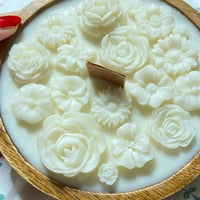 شمعة قالب خشبي دائري مزين بالورد