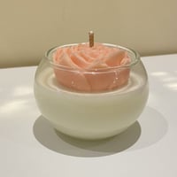 شمعة زجاجية مع وردة