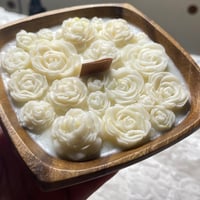 شمعة قالب خشبي مربع مزين بالورد