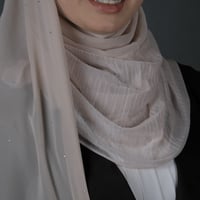 طرحة جوري نص شيفون بستراس و نص مكسر