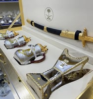 صندوق للأهداء ( 3 دلال + مبخر + سيف ) سيفين ونخله...