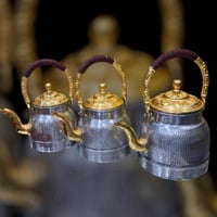 دلال مع اباريق مع بيوز