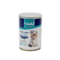 لقمة قطع سمك السلمون والروبيان في المرق للقطط البا...