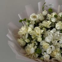 بوكيه ورد أبيض فاخر – تنسيق أنيق بنفحات بياض الفخا...