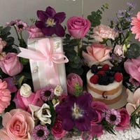 بوكس فلورنس الفاخر – ورود طبيعية مع عطر روبرتو كفا...