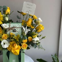 تنسيق زهور أصفر مع شوكولاتة باتشي - هدية مبهجة