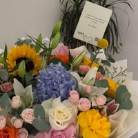 بوكيه إشراقة – ورود ملوّنة طبيعية بتنسيق فاخر