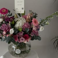 تنسيق زهور فاخر همسة الربيع في فازة زجاجية – هدية...