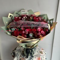 بوكية الورد الأحمر مع العبارة على الشريطة