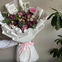 باقة زهور وردية وبيضاء فاخرة من SOY Gifts