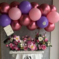 تنسيق غيمة بالبالونات مع كعكة أني وداني وزهور