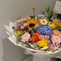 بوكيه ورد كبير ملون فاخر – تنسيق زهور طبيعي مع دوا...