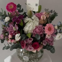 تنسيق زهور فاخر همسة الربيع في فازة زجاجية – هدية...