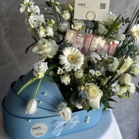 هندول مواليد بتنسيق ورد طبيعي مع مبلغ نقدي 200 ريا...