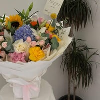 بوكيه إشراقة – ورود ملوّنة طبيعية بتنسيق فاخر