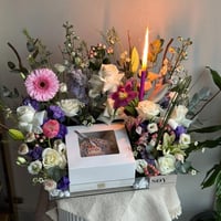 تصميم كيك مع ورد على ستاند اكريلك | لون الورد اختي...