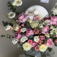 فازة الورد مع شوكليت بستاني الفاخر