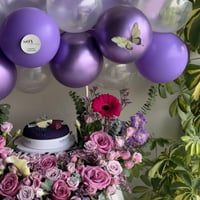 تنسيق غيمة بالبالونات مع كعكة أني وداني وزهور
