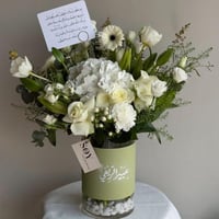 فازة ورد مع جلد بالاسم