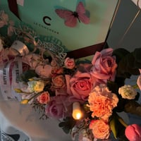 تنسيق عيد ميلاد لافندر – ورد فاخر مع شوكولاتة وشمو...