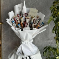 بوكيه شوكولاتة فاخرة - تنسيق أبيض أنيق