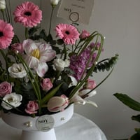 فازة حجرية مزينة بزهور مميزة