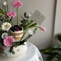 تنسيق زهور مع كيك التوت في قاعدة حجرية فاخرة