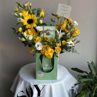 تنسيق زهور أصفر مع شوكولاتة باتشي - هدية مبهجة