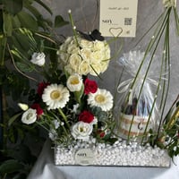 تنسيق زهور فاخر مع كيكة احتفالية - SOY Gifts