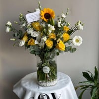 باقة زهور بيضاء في مزهرية زجاجية | تنسيق أنيق وفاخ...