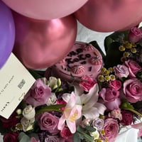 تنسيق غيمة بالبالونات مع كعكة أني وداني وزهور