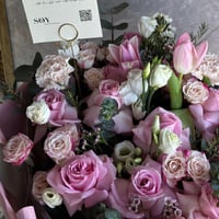 بوكيه ورد وردي فاخر بتغليف أنيق – تنسيق ورود طبيعي...