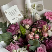 باقة زهور وردية وبيضاء فاخرة من SOY Gifts