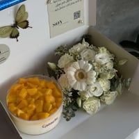 بوكس هدية فاخرة مع كيك المانجو وتنسيق زهور أبيض