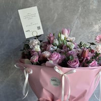 بوكيه ورد وردي فاخر بتغليف أنيق – تنسيق ورود طبيعي...