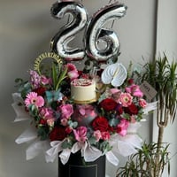 بوكس البيرثداي مع الكيك | لون الورد اختياري