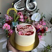 بوكس البيرثداي مع الكيك | لون الورد اختياري