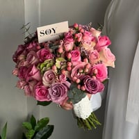 مسكة عروسه باللون البينك