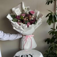 باقة زهور وردية وبيضاء فاخرة من SOY Gifts