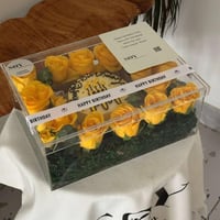 بوكس أصفر ملكي – ورود طبيعية مع كيك عيد الميلاد