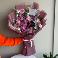 باقة زهور بدرجة البنفسجية و الوردي - هدية أنيقة
