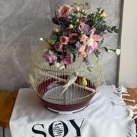 تنسيق طيور الحب مع زهور طبيعية من SOY Gifts