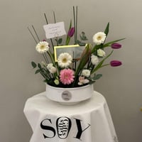 تنسيق زهور مميز مع هدية نقدية