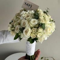 مسكة عروسه باللون الابيض