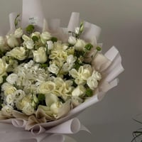 بوكيه ورد أبيض فاخر – تنسيق أنيق بنفحات بياض الفخا...